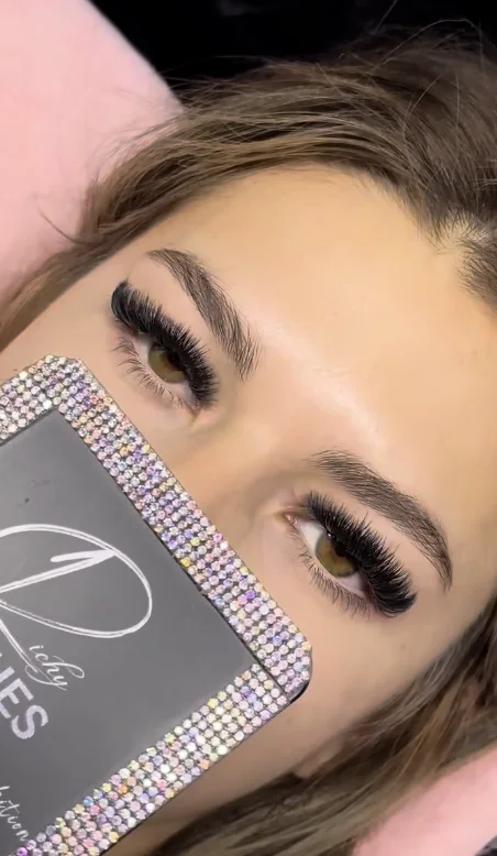 Pose naturelle et carte Richy Lashes