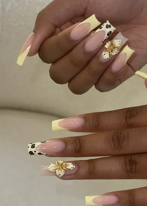 French jaune pâle, motif léopard et fleur en relief, par Keydee Nails
