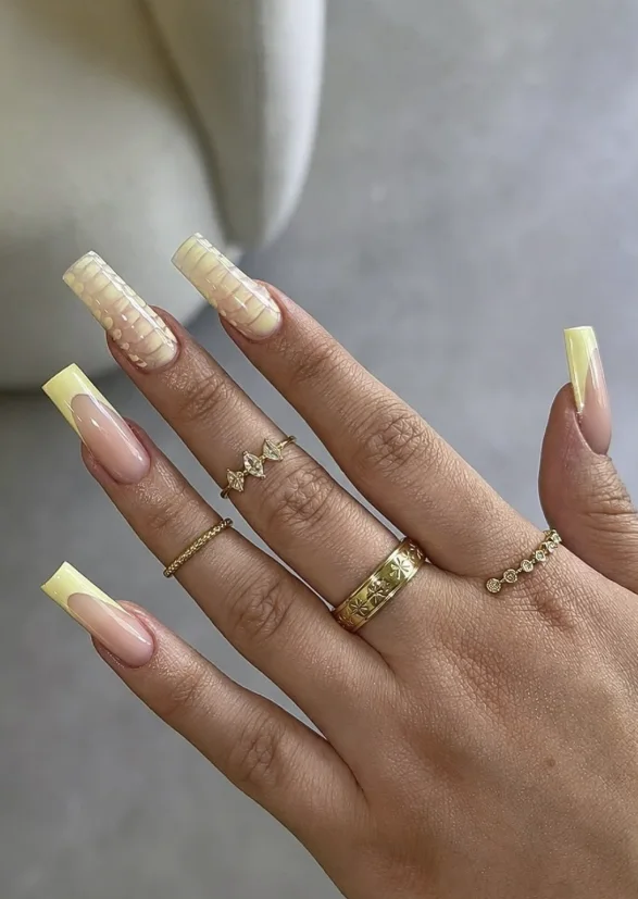 Capsules carrées effet croco jaune pâle