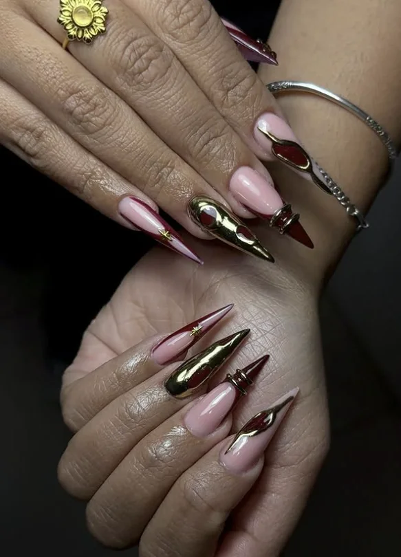 Stiletto bordeaux et chrome doré par Keydee Nails