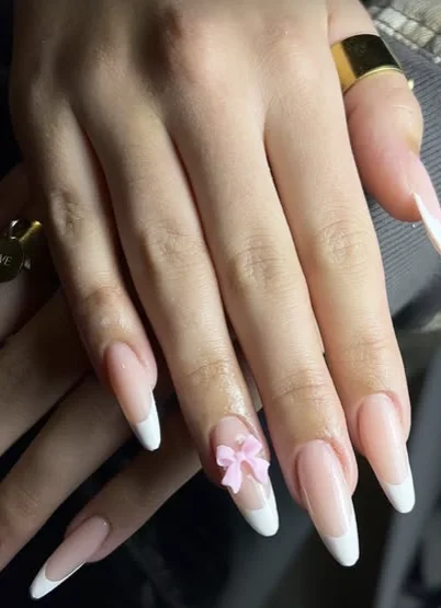 Amande French blanche et noeud rose en relief
