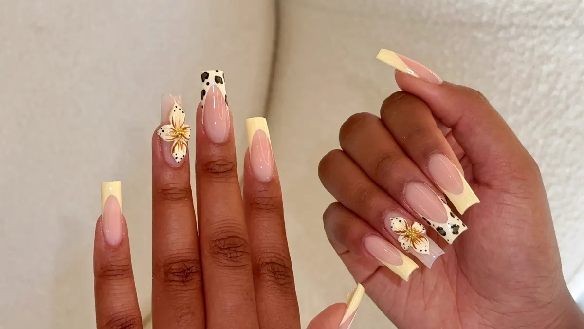 Nail art : French jaune pâle, motif léopard et fleur en relief